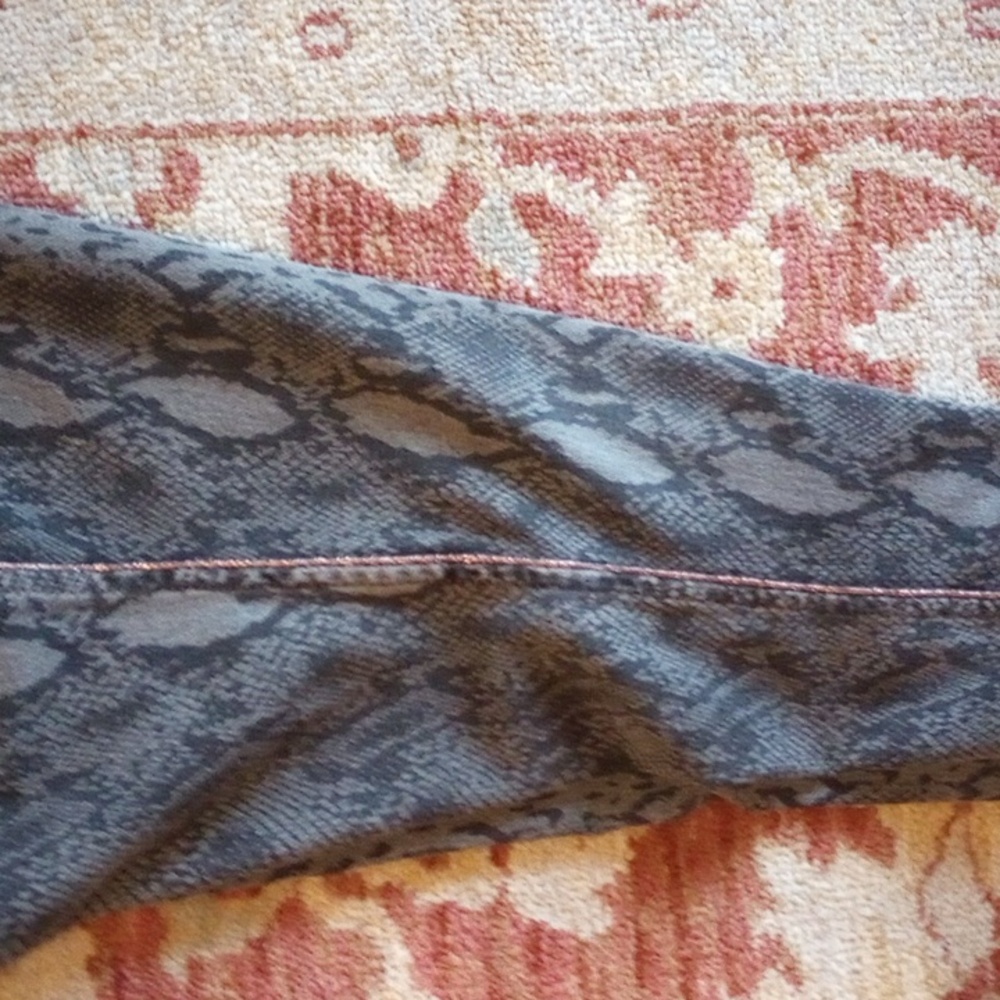 Lysse Snake Print Leggings - Picture 7 of 9